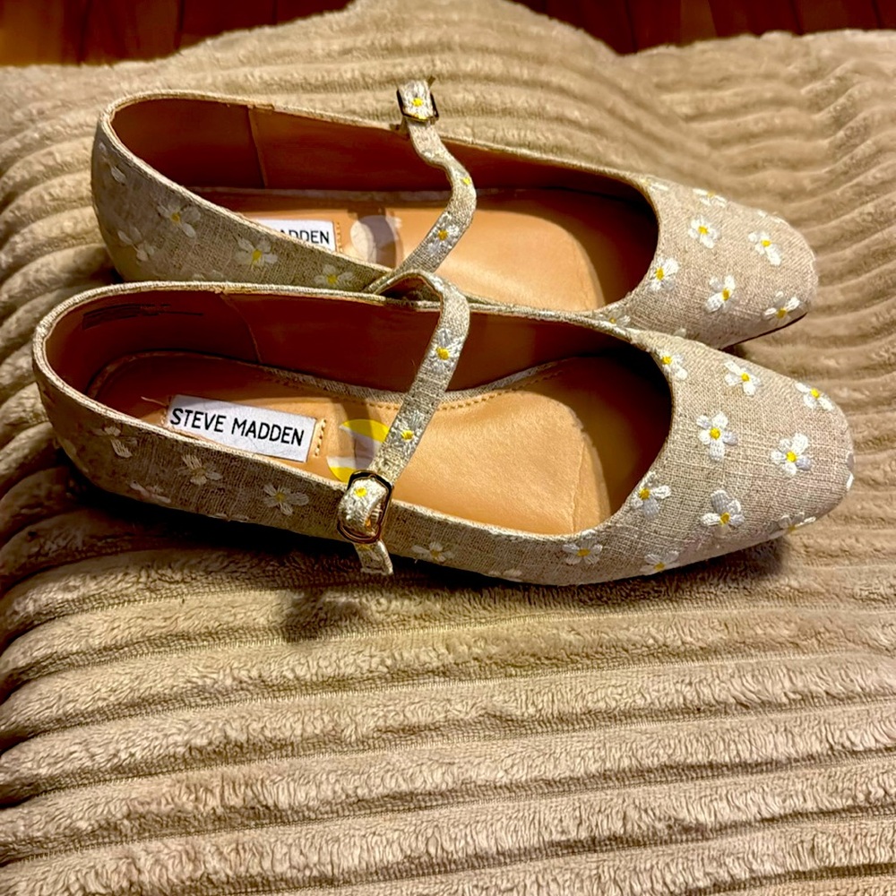 Never worn. Size 9 Steve Madden flats.